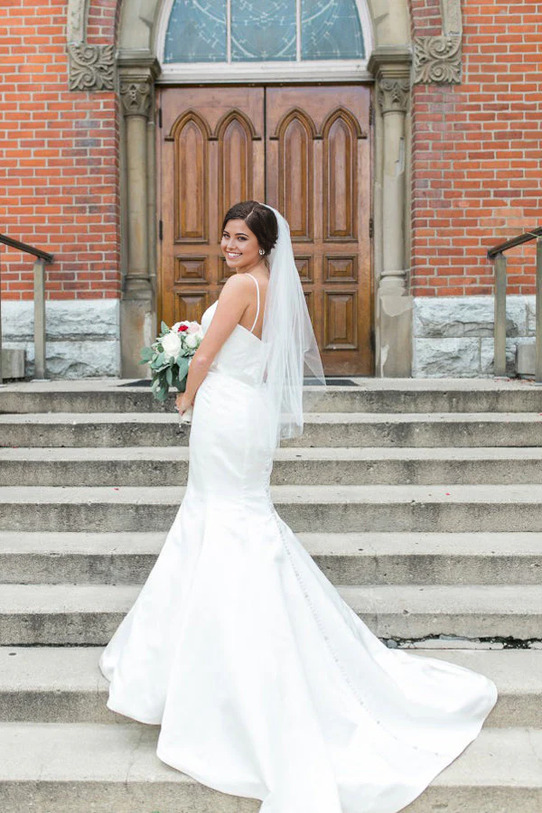 Vestidos de novia blancos de satén con escote corazón, corte trompeta y cola de espagueti